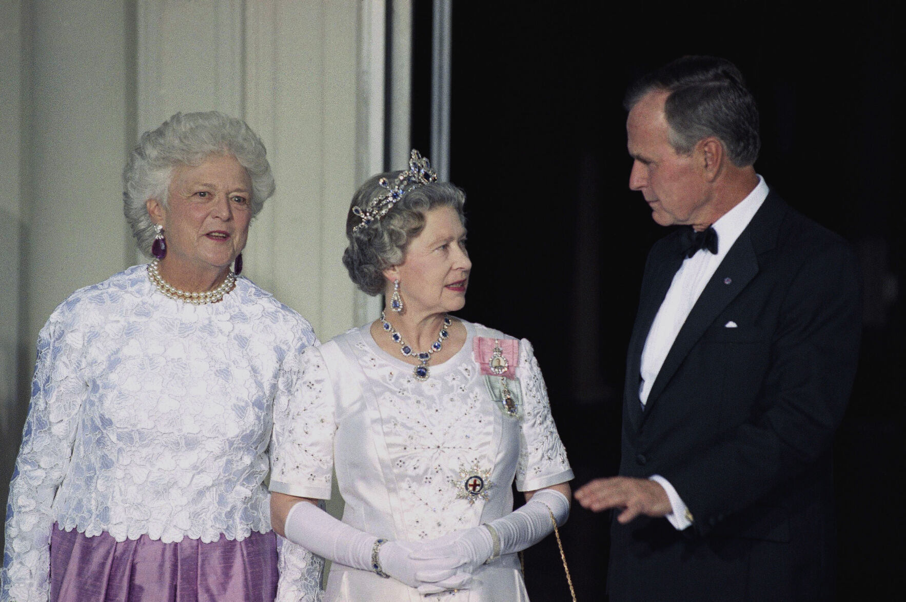 1991: Queen Elizabeth II and President George H.W. Bush